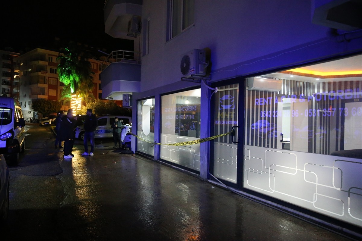 Antalya'nın Alanya ilçesinde araç kiralama firmasının ofisine silahlı saldırı düzenlendi. Polis...