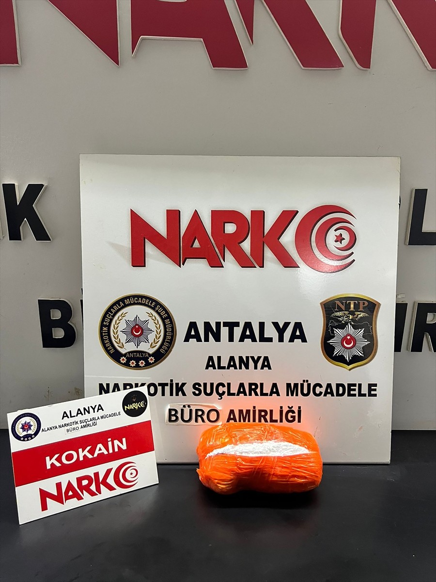 Antalya'nın Alanya ilçesinde çantasında 700 gram eroin ele geçirilen zanlı gözaltına...