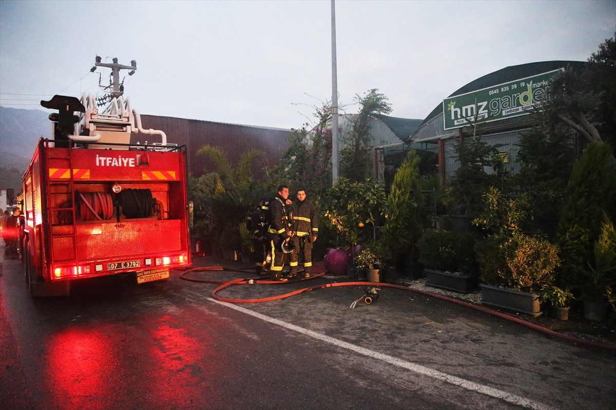 Antalya'nın Alanya ilçesinde mobilya ve beyaz eşya deposunda çıkan, muz sarartma tesisi, muz...