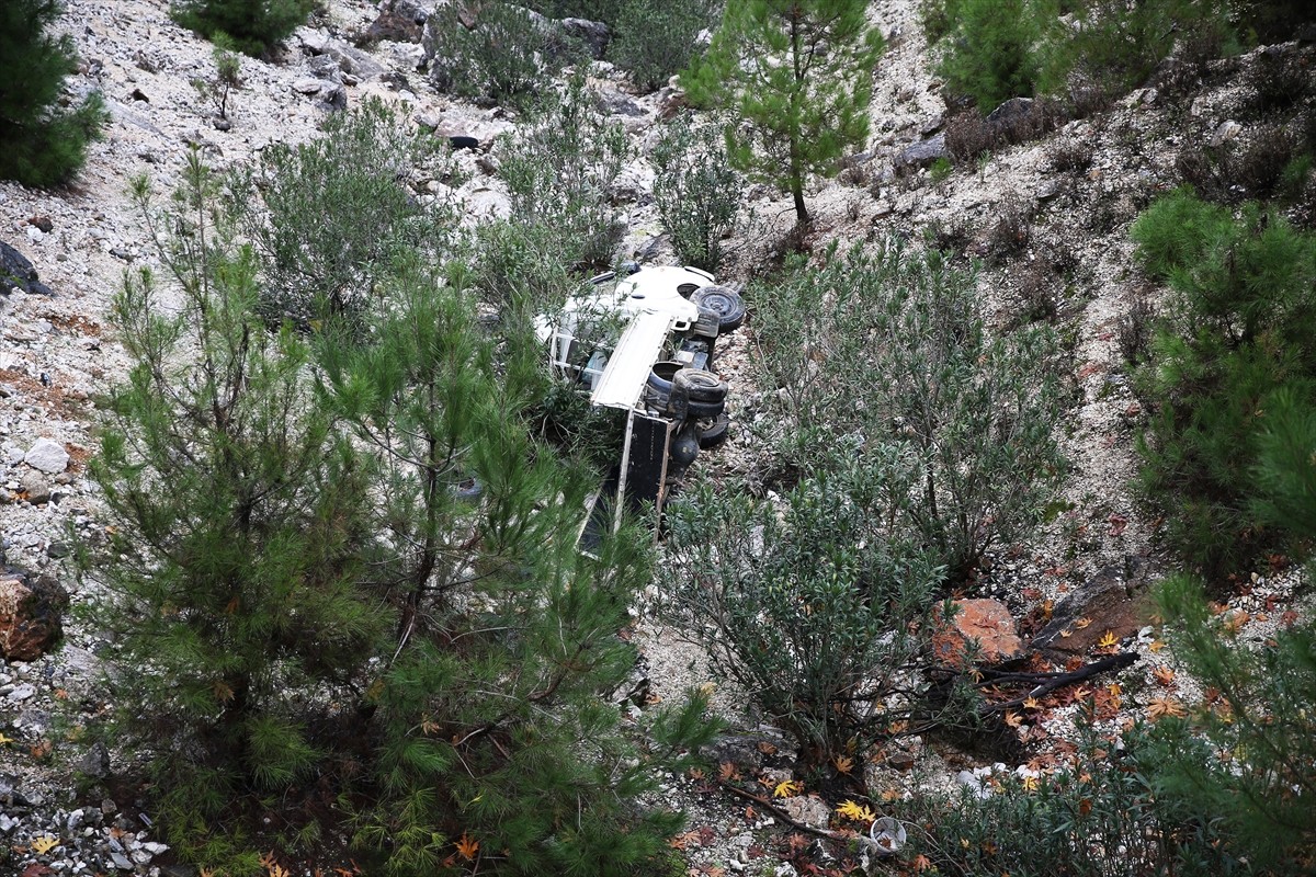 Antalya'nın Alanya ilçesinde uçuruma yuvarlanan kamyonetteki 9 yaşındaki kız çocuğu hayatını...