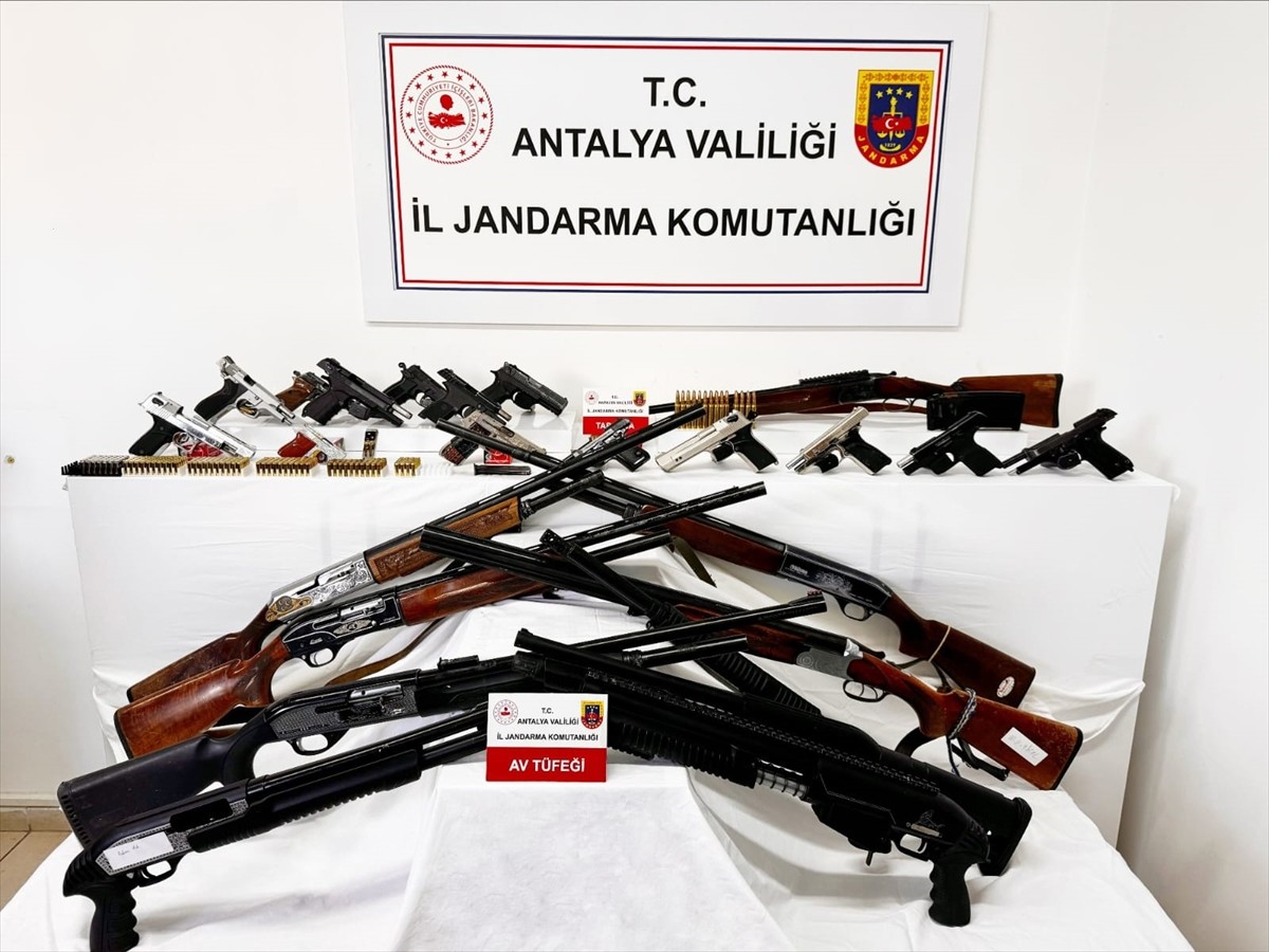 Antalya'nın Alanya ilçesinde uyuşturucu ve silah kaçakçılığına yönelik 11 adrese operasyon...