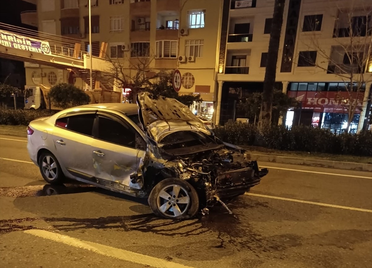 Antalya'nın Gazipaşa ilçesinde iki otomobilin çarpışması sonucu 1 kişi öldü, 1 kişi yaralandı....