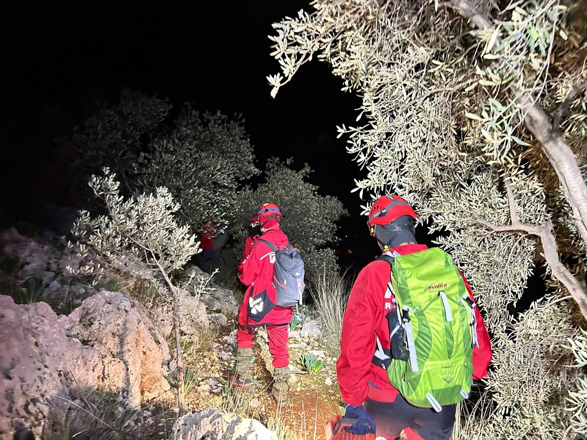 Antalya'nın Kaş ilçesinde, dağlık alanda mahsur kalan 3 kişi ekiplerce kurtarıldı.