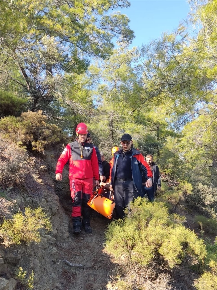 Antalya'nın Kaş ilçesinde kaybolan yaşlı adam, ekiplerin çalışması sonucu ormanlık alanda...