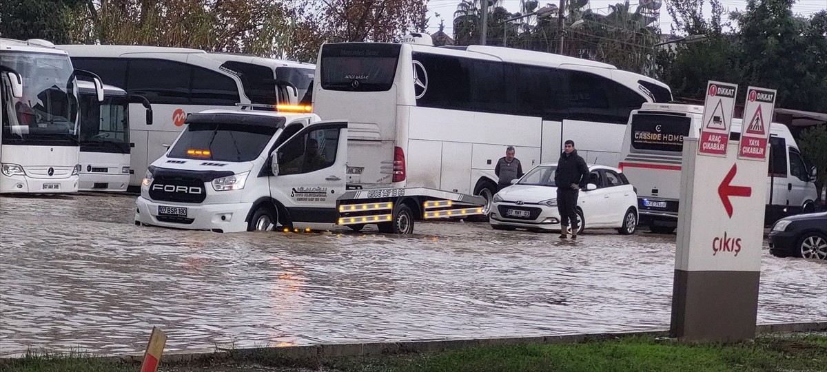 Antalya'nın Manavgat ilçesinde şiddetli yağış hayatı olumsuz etkiledi. Birçok ev ve iş yerini su...