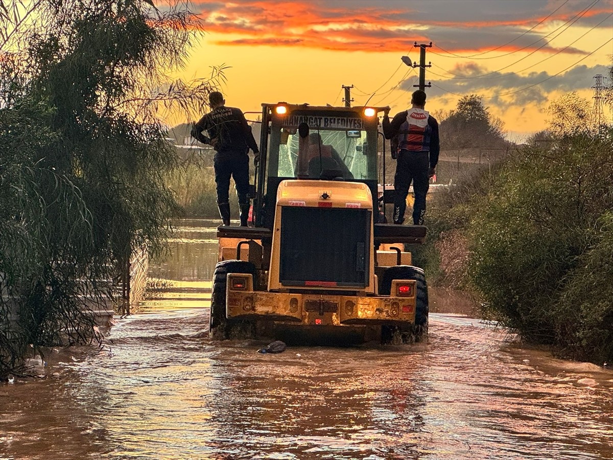 Antalya'nın Manavgat ilçesinde şiddetli yağış hayatı olumsuz etkiledi. Birçok ev ve iş yerini su...