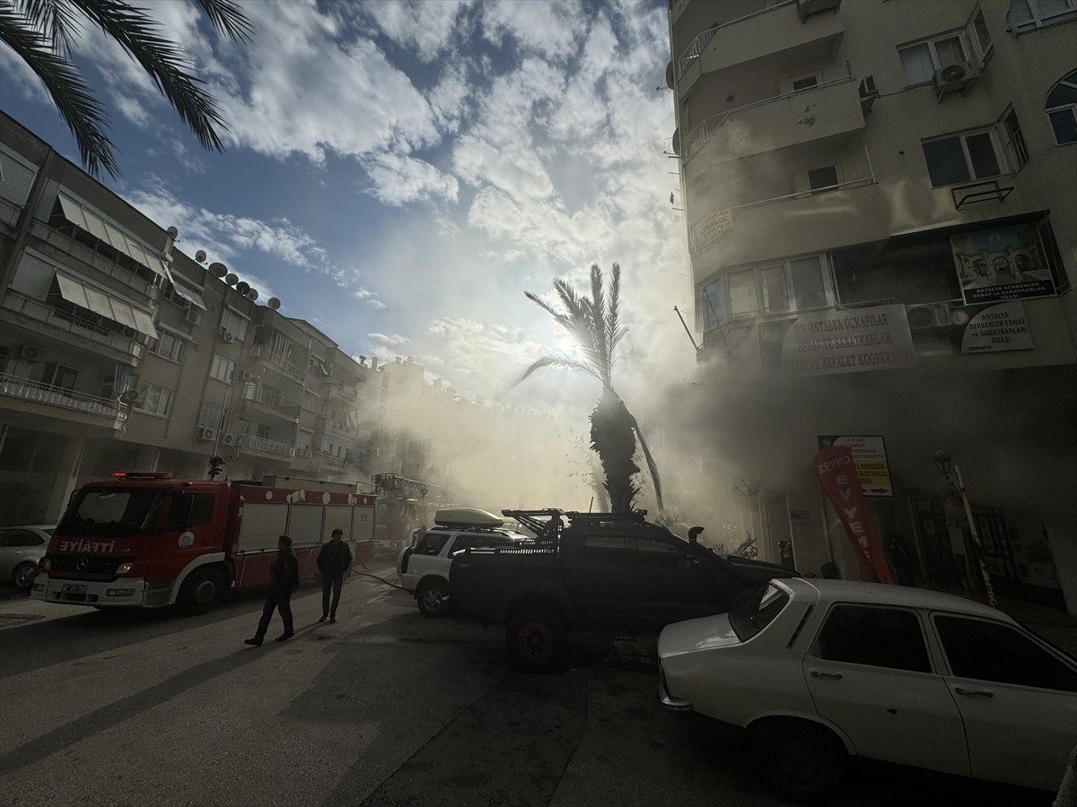 Antalya'nın Muratpaşa ilçesinde bir apartmanın bodrum katında çıkan yangın itfaiye ekiplerince...