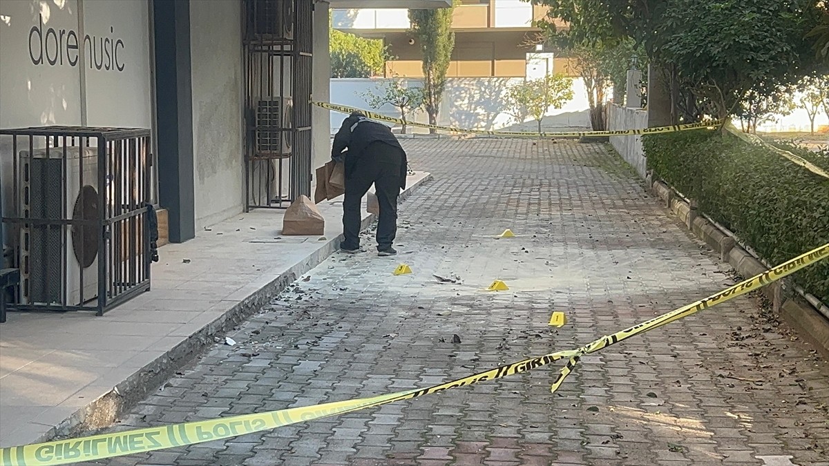 Antalya'nın Muratpaşa ilçesinde eski eşi tarafından üzerine benzin dökülerek yakılan kadın...