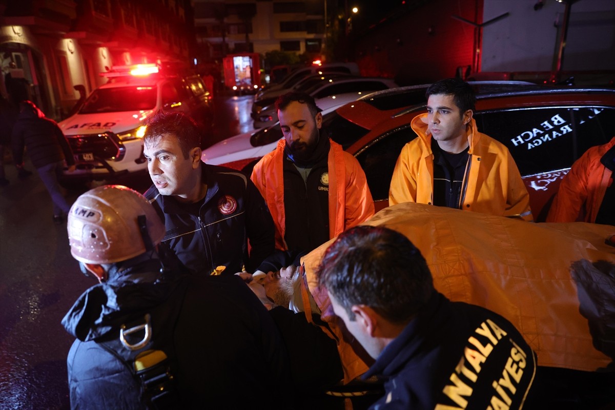 Antalya'nın Muratpaşa ilçesinde falezlere kurulu restoranın iskelesinden düşerek yaralanan...