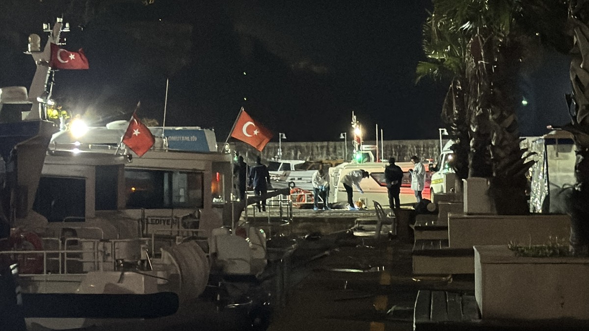Antalya'nın Muratpaşa ilçesinde otomobille falezlerden denize düşerek kaybolan genci arama...