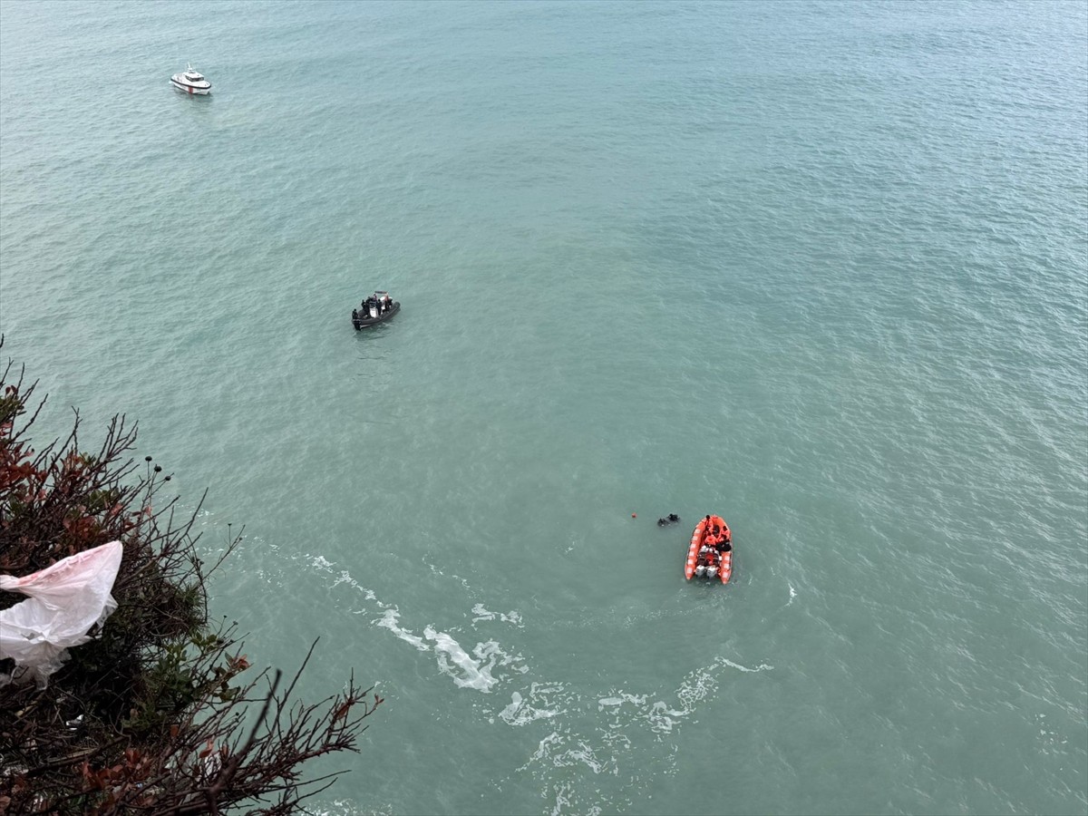 Antalya'nın Muratpaşa ilçesinde otomobille falezlerden denize düşüp kaybolan kişiyi arama kurtarma...
