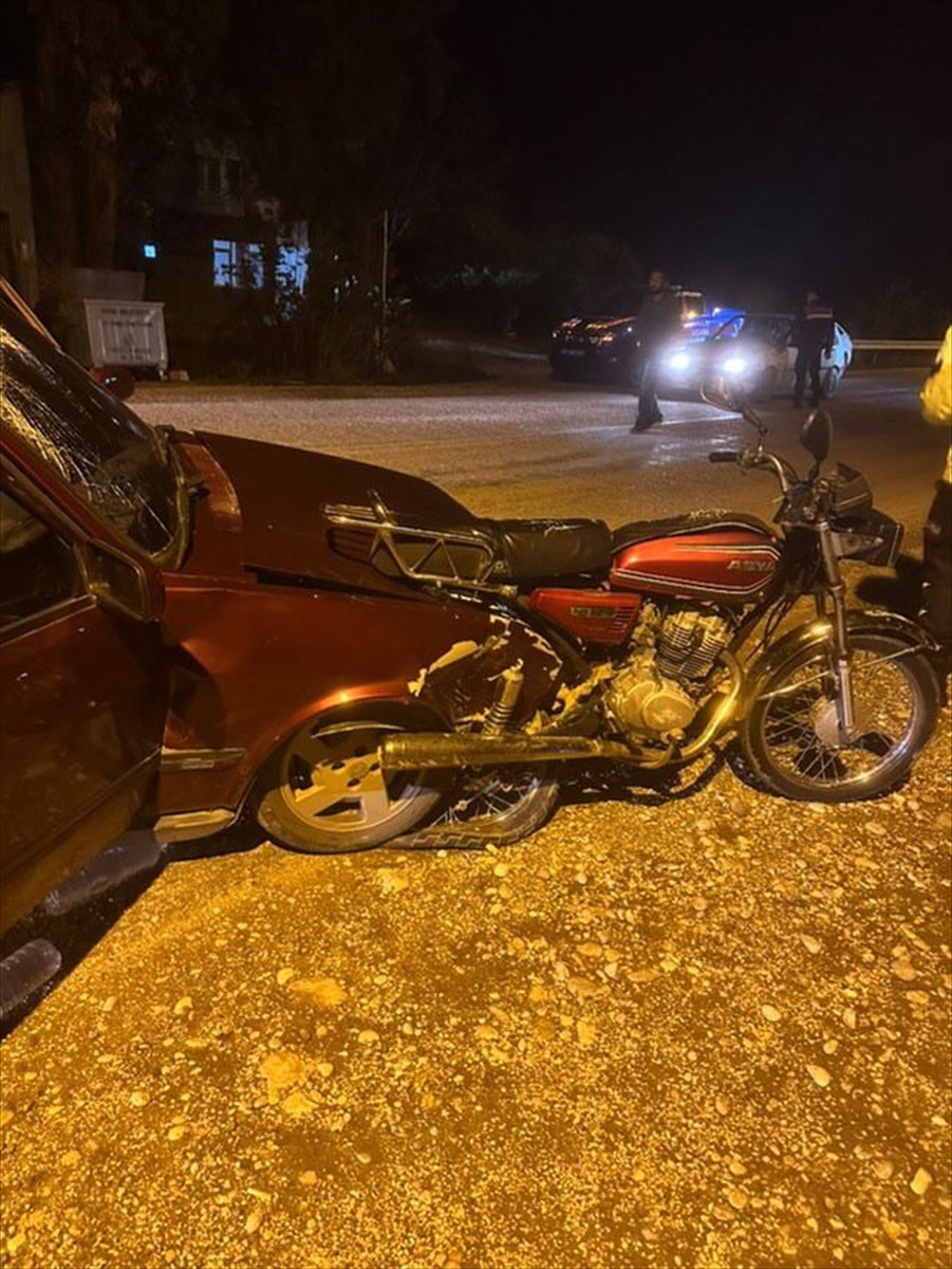 Antalya'nın Serik ilçesinde otomobilin motosiklete çarpışması sonucu 1 kişi öldü, 1 kişi...