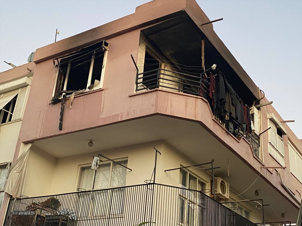 Antalya’nın Serik ilçesinde evde çıkan ve itfaiye ekiplerinin müdahale ettiği yangın söndürüldü....
