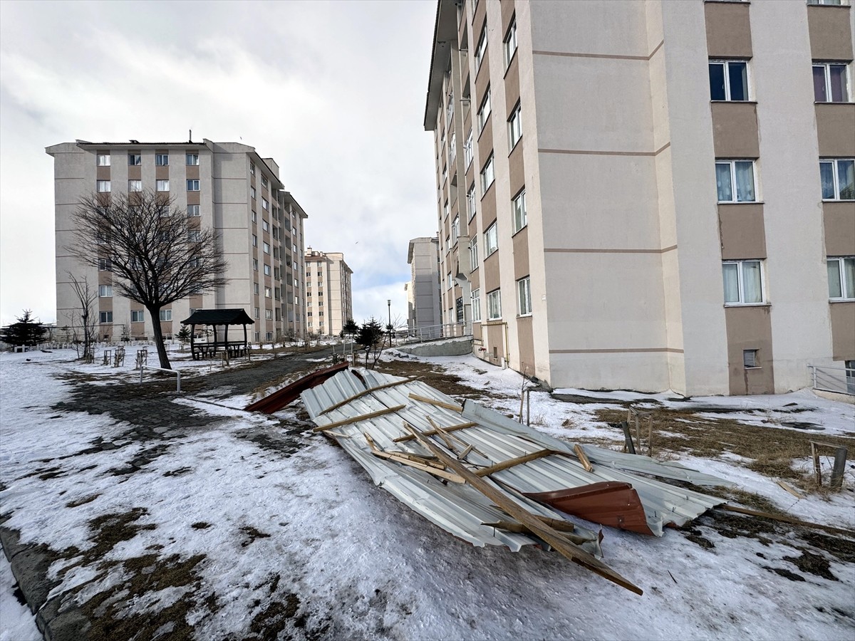 Ardahan'da etkili olan fırtına nedeniyle bazı binaların, hastanenin ve lojmanların çatıları...