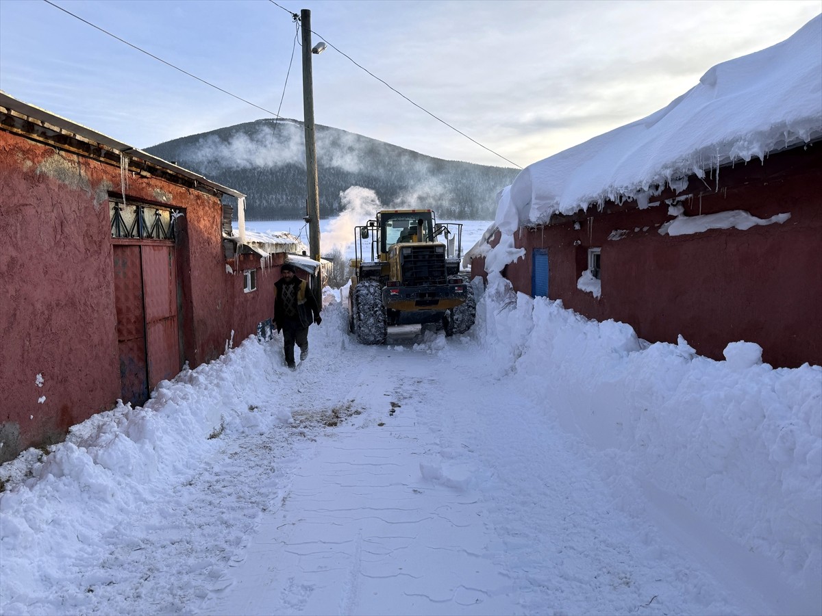 Ardahan'da olumsuz hava koşulları nedeniyle ulaşımda aksama yaşanan köy yollarında karla mücadele...