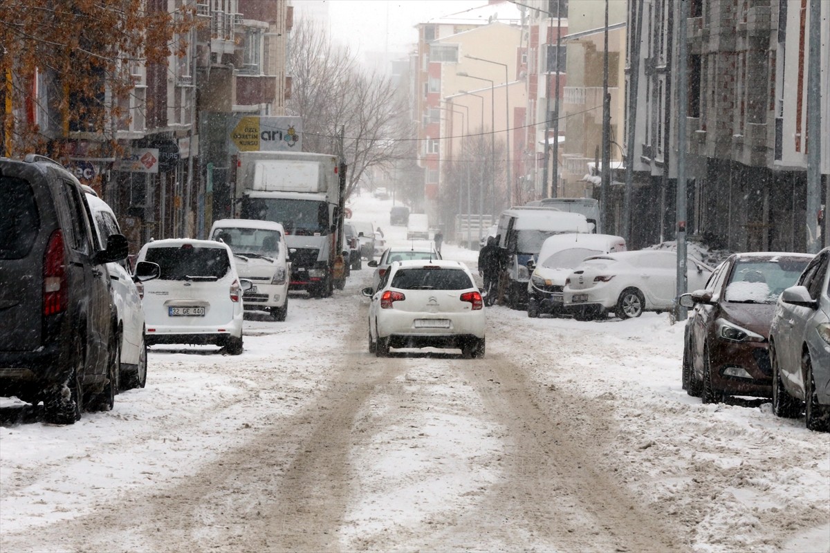 Ardahan'da soğuk hava nedeniyle yol ve kaldırımlarda buzlanma oluştu.