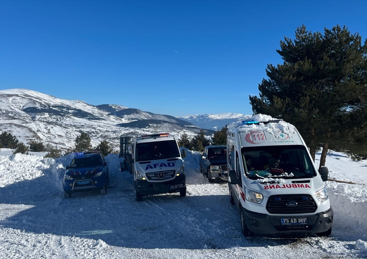 Ardahan'ın Posof ilçesinde, kar nedeniyle yolu kapanan köyde mahsur kalan hasta, ekiplerin...