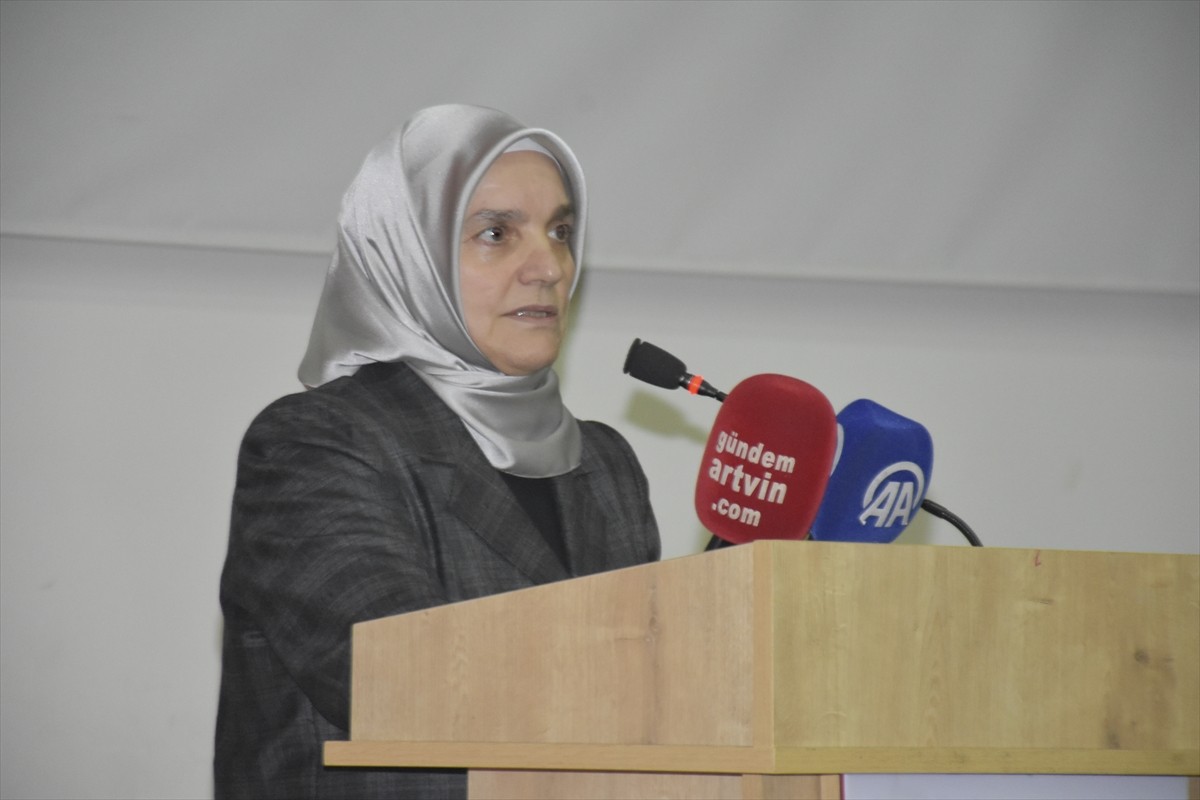 Artvin'de düzenlenen konferansta "Ailede Çözüm Becerileri" konusu ele alındı. Artvin İl...