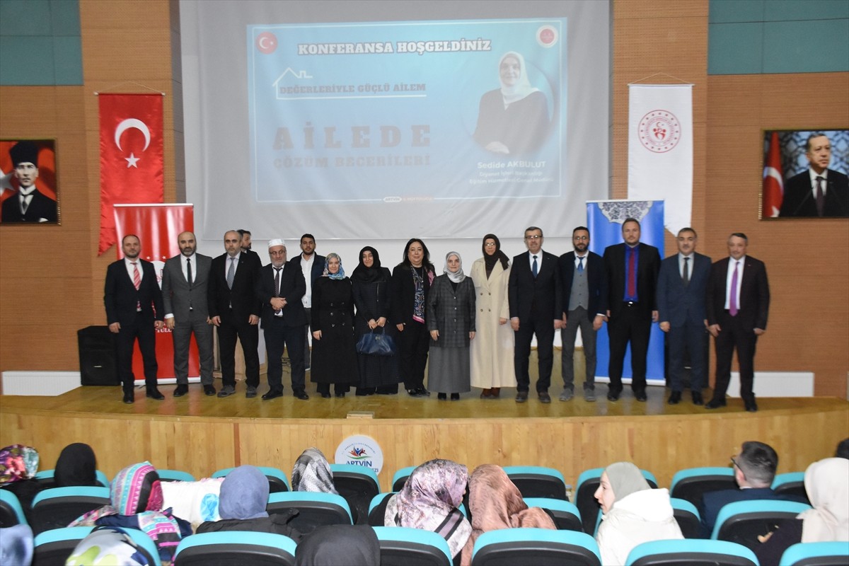 Artvin'de düzenlenen konferansta "Ailede Çözüm Becerileri" konusu ele alındı. Artvin İl...