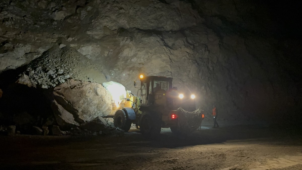 Artvin-Ardahan kara yolunda heyelan dolayısıyla ulaşım kontrollü sağlanıyor. Çift taraflı kapanan...