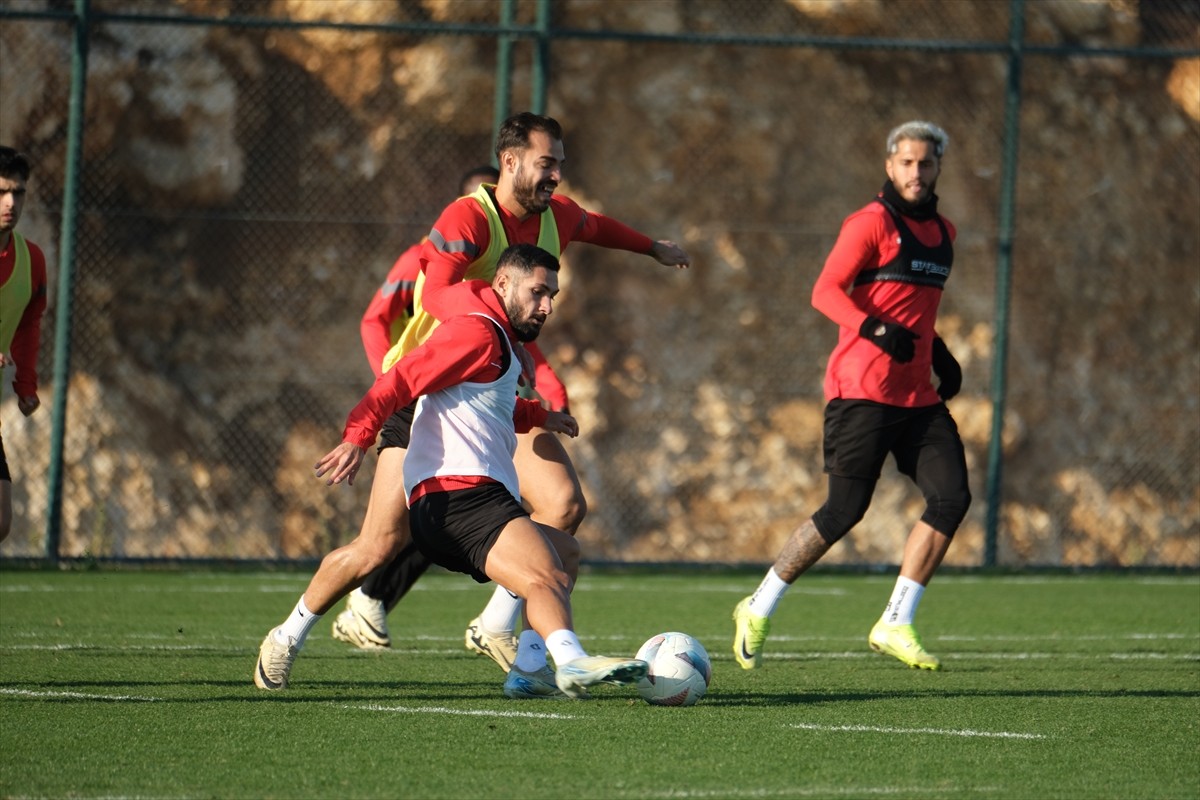 Atakaş Hatayspor, Trendyol Süper Lig'in 17. haftasında Mersin'de Adana Demirspor ile yapacağı...