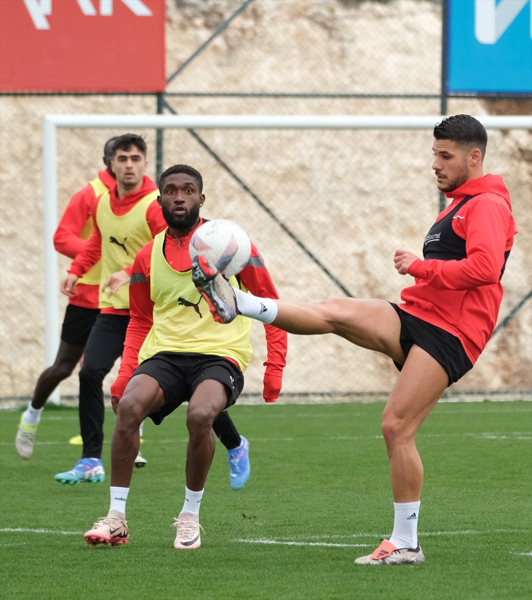 Atakaş Hatayspor, Trendyol Süper Lig'in 17. haftasında Mersin'de Adana Demirspor ile yapacağı...