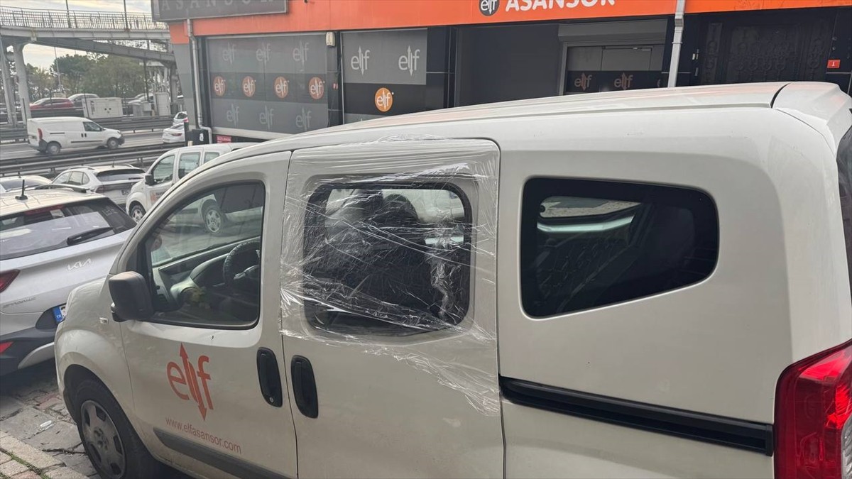 Avcılar'da, bir şüphelinin hırsızlık amacıyla 7 aracın camını kırarak içini kontrol ettiği anlar...