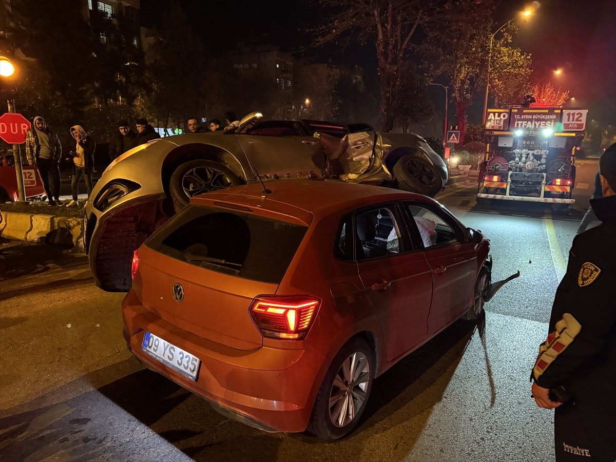 Aydın'da iki otomobilin çarpışması sonucu yaralanan 2 kişi, hastaneye kaldırıldı. Kazada 41 UB 191...