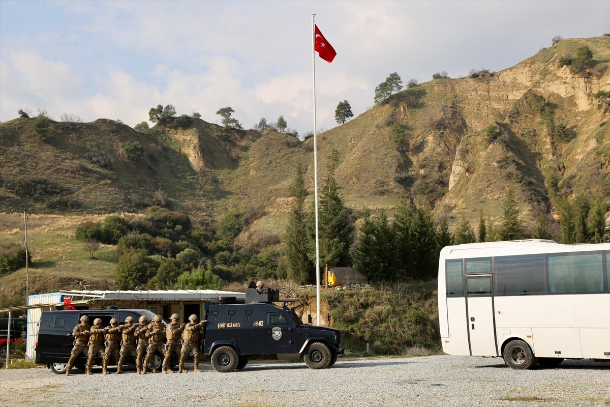 Aydın'da özel harekat polisleri, rehine kurtarma ve meskun mahal operasyonu tatbikatı düzenledi.