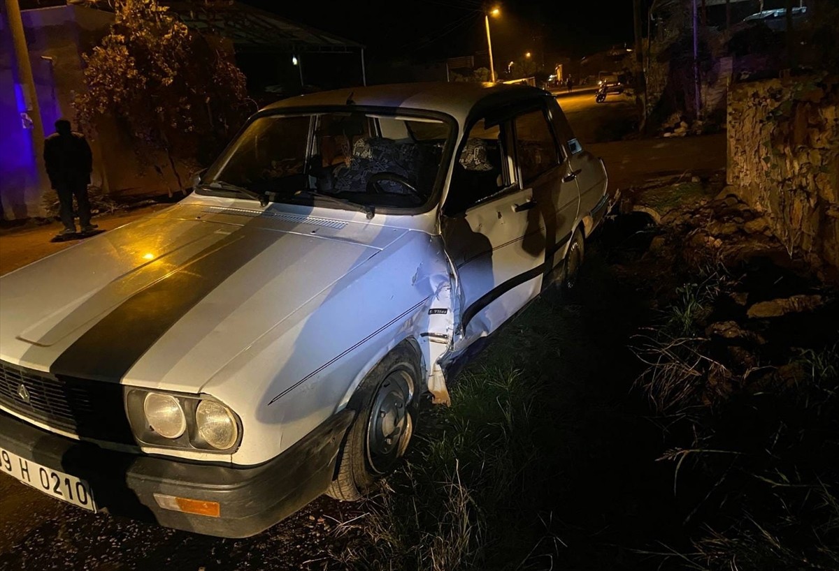 Aydın'ın Karacasu ilçesinde motosikletin otomobille çarpması sonucu 3 çocuk yaralandı. İhbar...