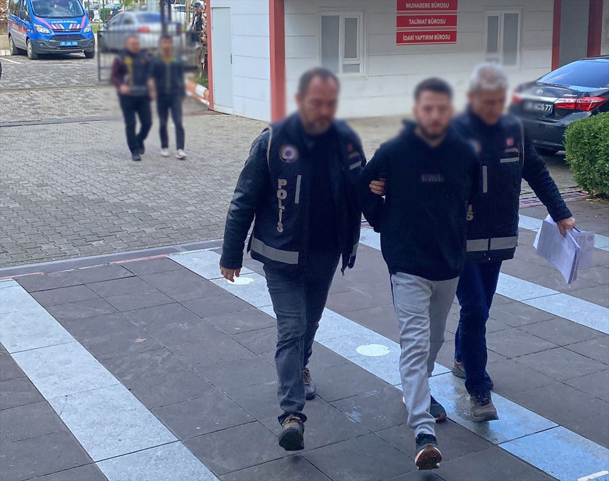 Aydın'ın Nazilli ilçesinde bir iş yerinin kurşunlanmasıyla ilgili gözaltına alınan 2 şüpheliden...