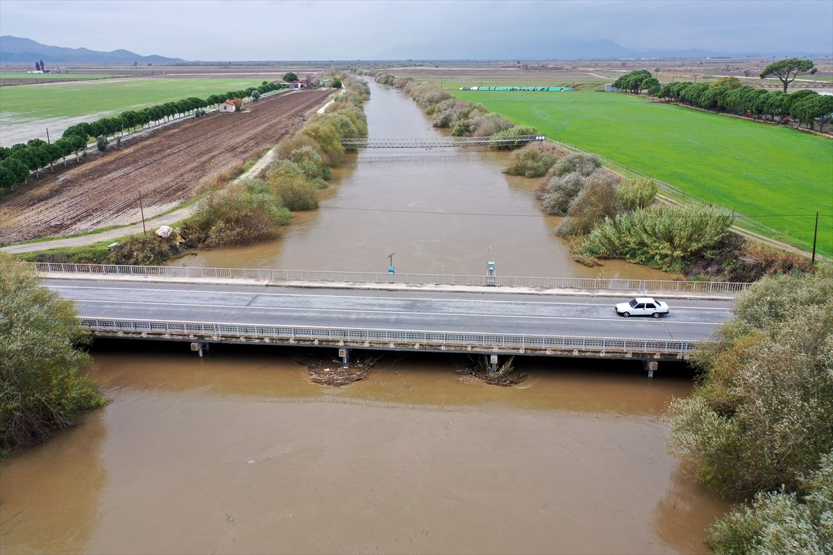 Aydın Ovası'nın sulanmasında önemli bir yere sahip Büyük Menderes Nehri'nde yağışların ardından su...