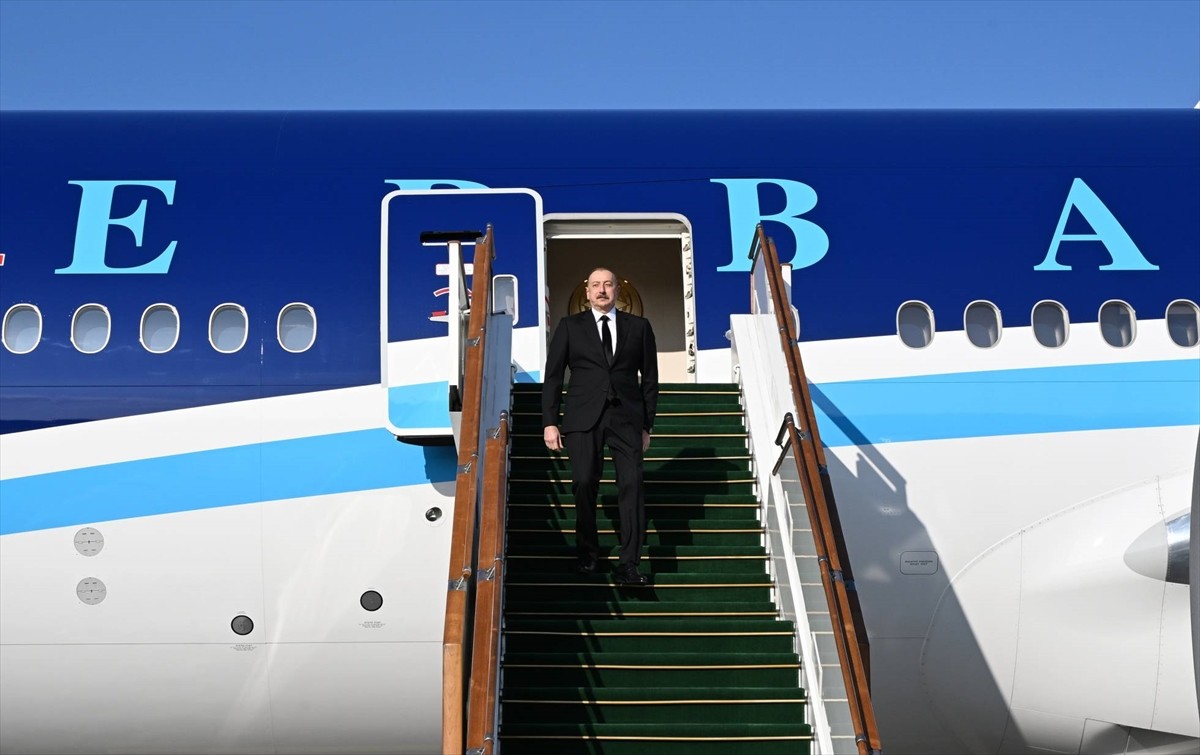 Azerbaycan'da, Azerbaycan Hava Yollarına (AZAL) ait yolcu uçağının Kazakistan'ın Aktau kenti...