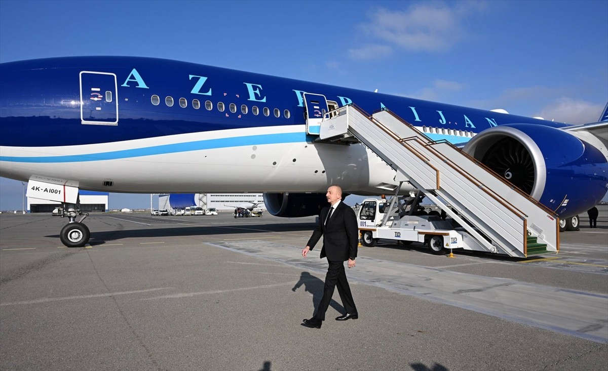 Azerbaycan'da, Azerbaycan Hava Yollarına (AZAL) ait yolcu uçağının Kazakistan'ın Aktau kenti...