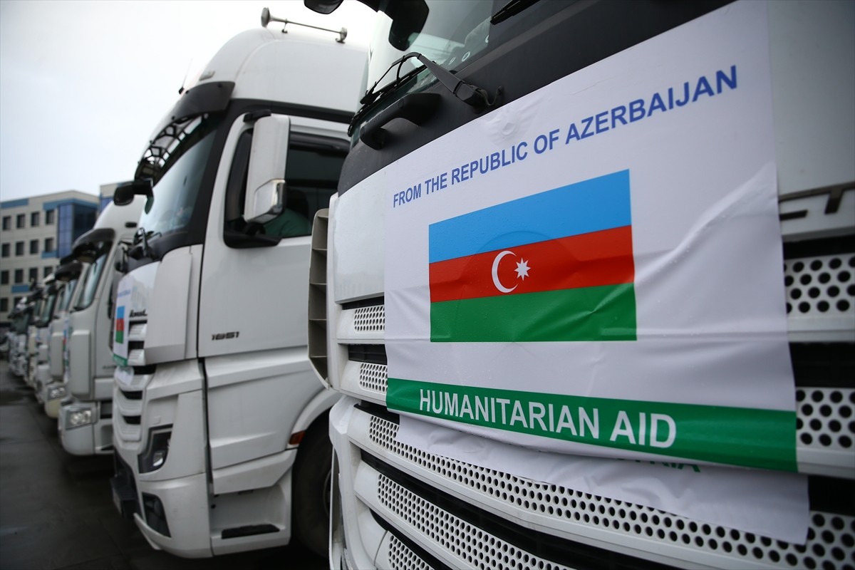 Azerbaycan, Suriye'ye 200 ton gıda malzemelerinden oluşan insani yardım gönderdi. Başkent Bakü'den...