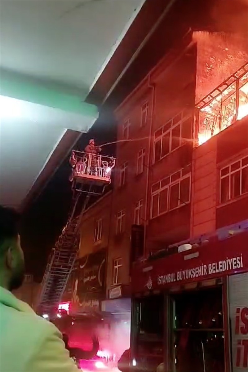 Bağcılar'da gözlük malzemesi atölyesinde çıkan ve bitişik iki binanın çatı katlarına da sıçrayan...
