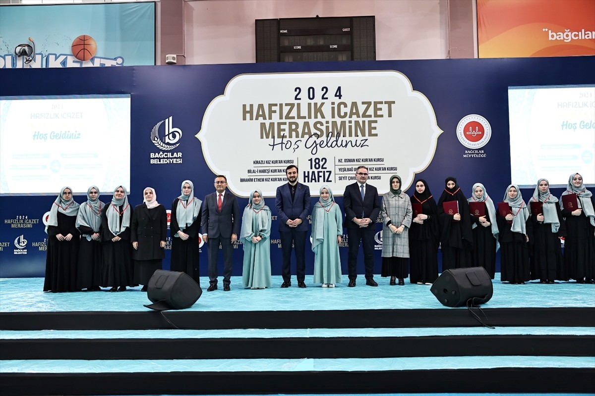 Bağcılar'da hafızlık eğitimini tamamlayan 182 kız öğrenci, icazet belgelerini törenle aldı....