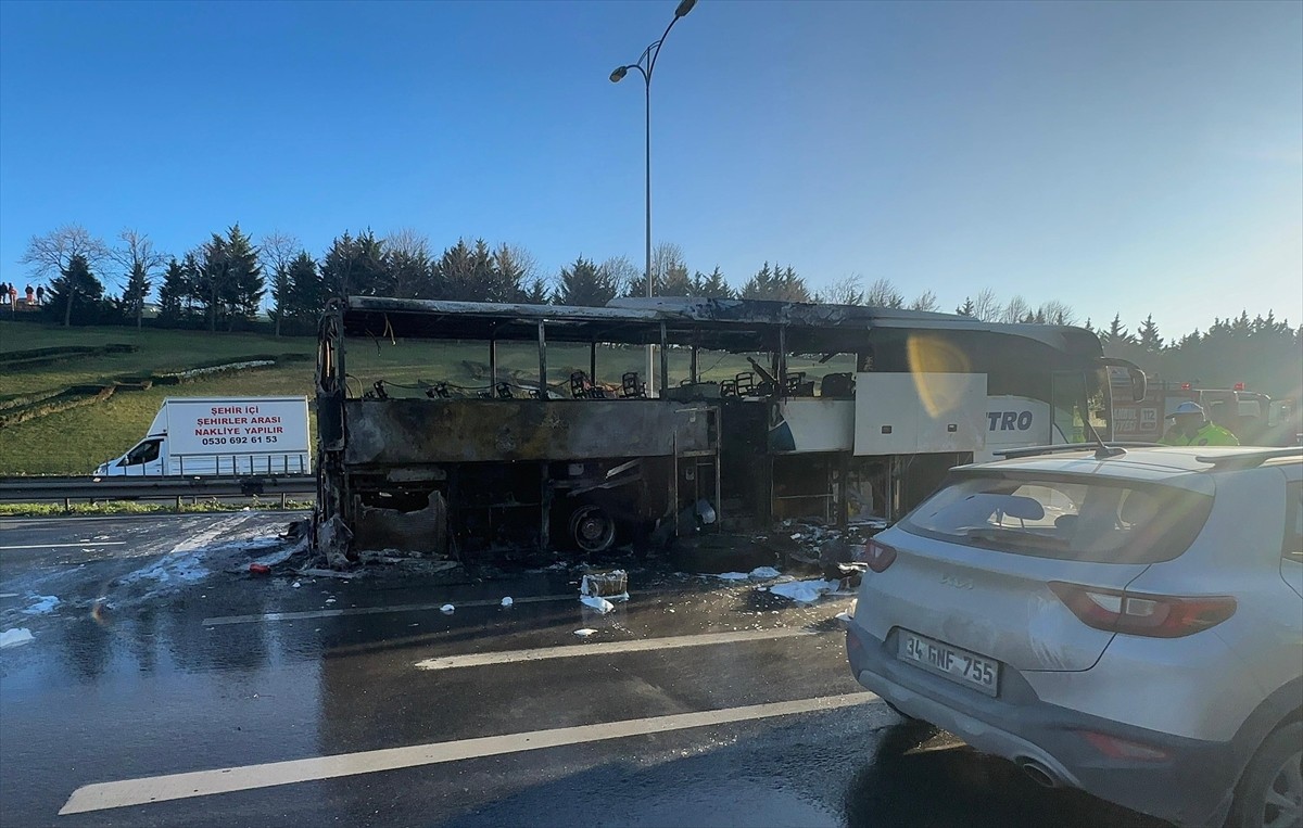 Bağcılar'da, seyir halindeki şehirlerarası yolcu otobüsünde çıkan yangın itfaiye ekiplerinin...