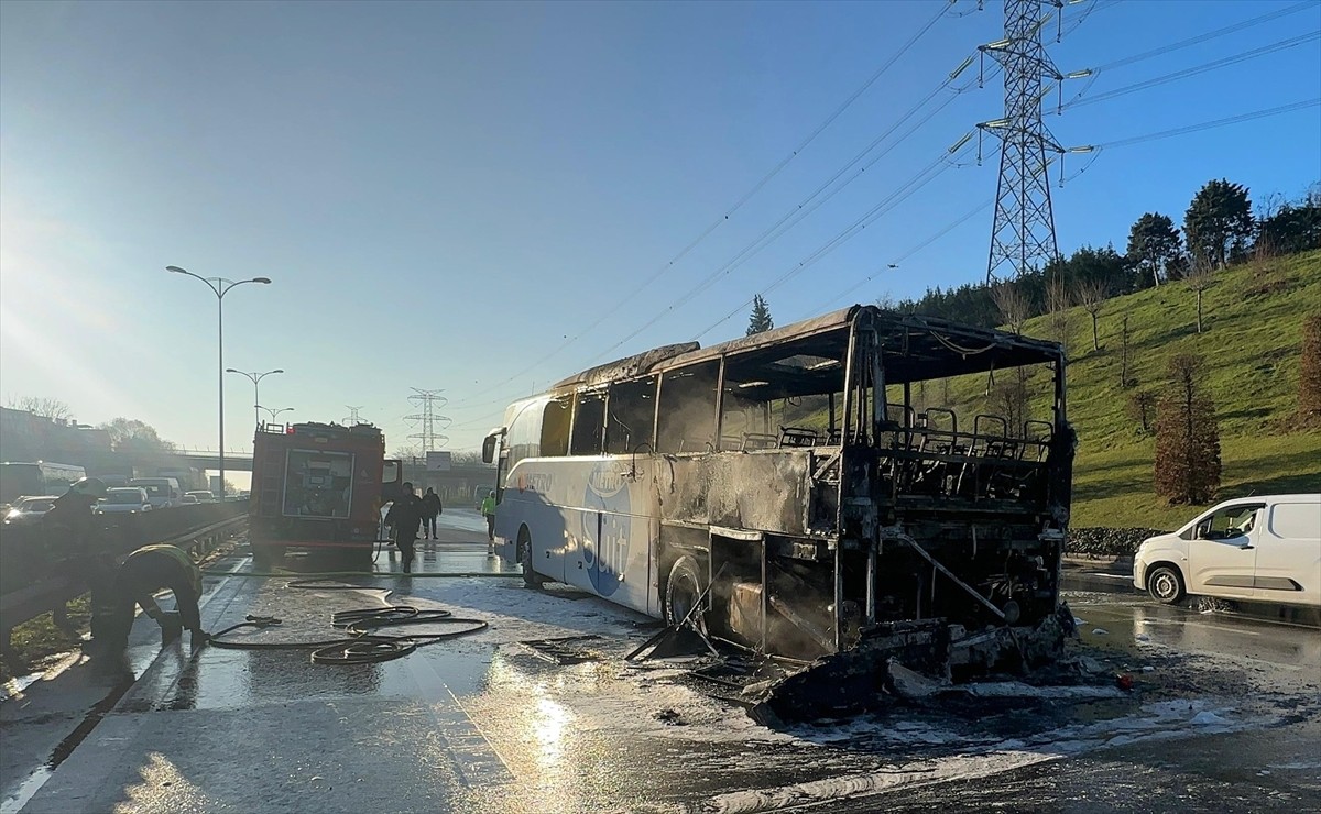 Bağcılar'da, seyir halindeki şehirlerarası yolcu otobüsünde çıkan yangın itfaiye ekiplerinin...