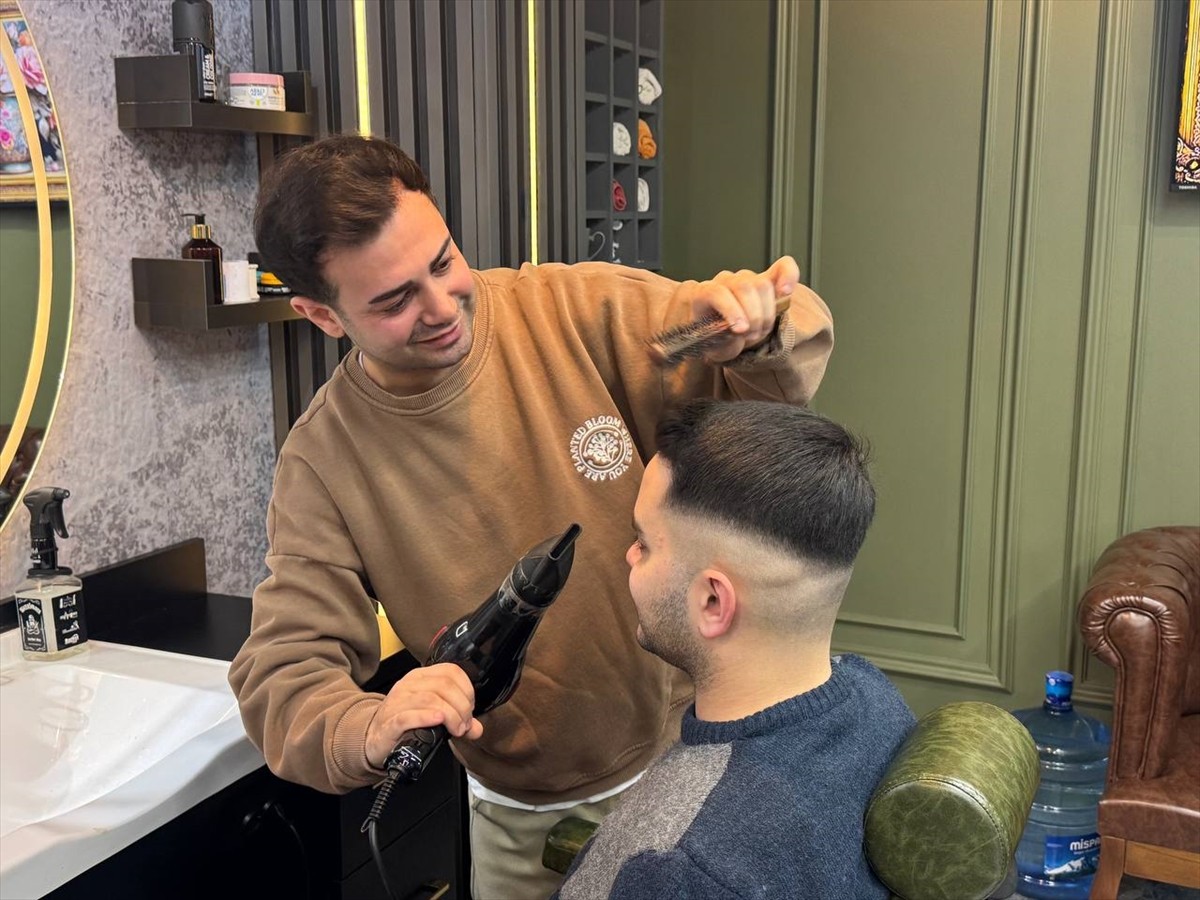 Bahçelievler'de Berber Yavuz Turan'ın, dükkanına giremeyen tekerlekli sandalyedeki engelliyi...