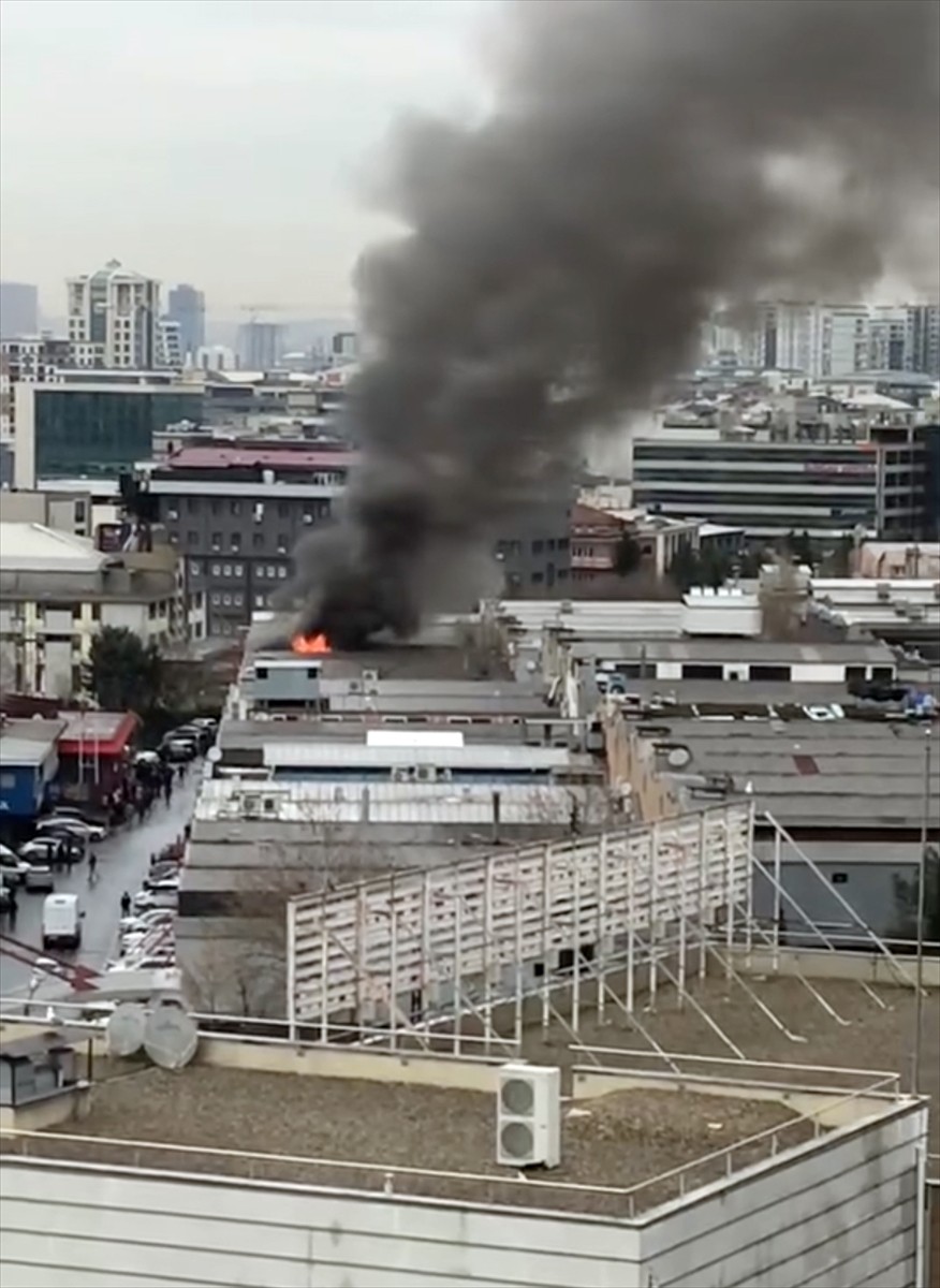 Bahçelievler'de iki katlı matbaa kalıp atölyesinde çıkan yangın, itfaiye ekiplerince...
