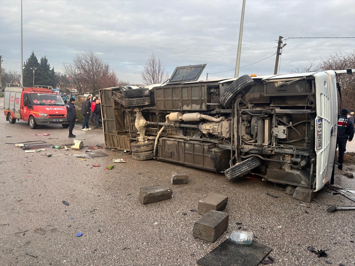 Balıkesir'de okul servisiyle tırın çarpışması sonucu 8'i ağır, 26 kişi yaralandı. Bölgeye jandarma...