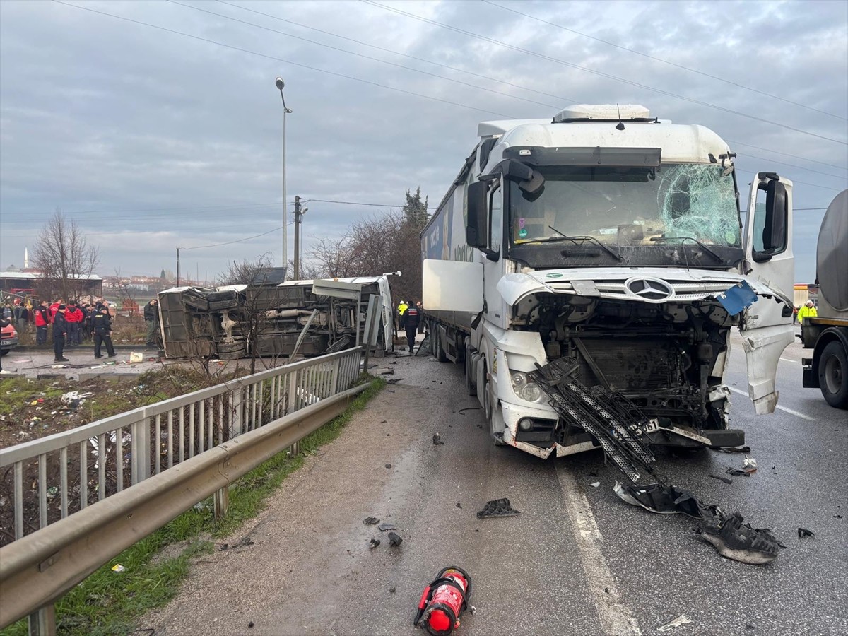Balıkesir'de okul servisiyle tırın çarpışması sonucu 8'i ağır, 26 kişi yaralandı. Bölgeye jandarma...