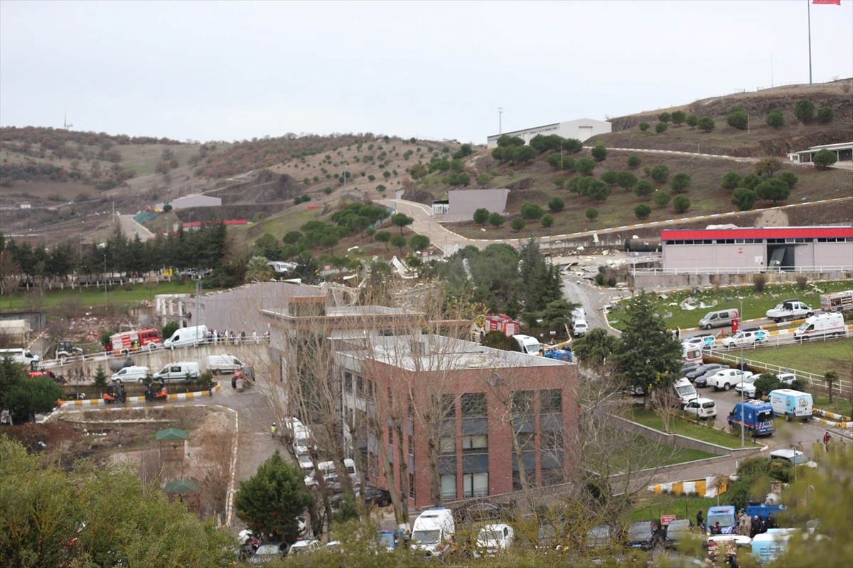 Balıkesir'in merkez Karesi ilçesinde patlayıcı üretilen fabrikada meydana gelen patlama ve çökme...