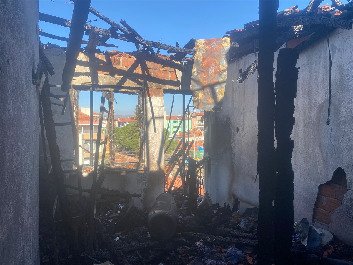 Balıkesir'in Sındırgı ilçesinde 4 katlı apartmanın çatı katında çıkan yangın nedeniyle daire...