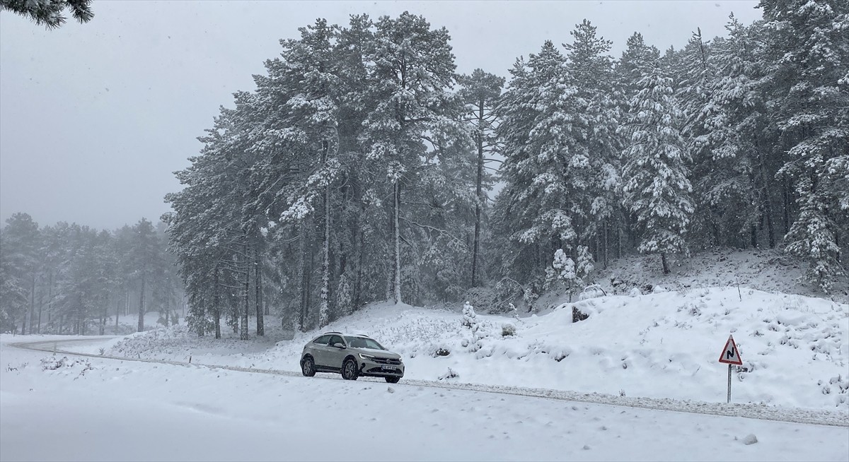  Balıkesir ile Çanakkale sınırları içerisindeki Kazdağları'ndan geçen kara yolundaki kar yağışı...