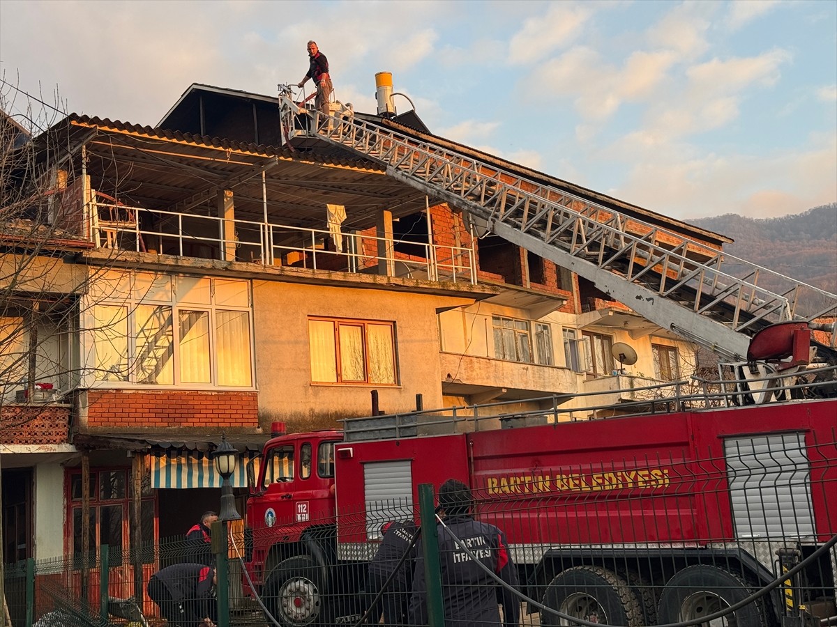 Bartın'da 2 evde hasara neden olan yangın itfaiye ekiplerince söndürüldü.
