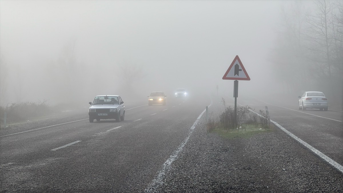 Bartın'da sis nedeniyle görüş mesafesi düştü. Şehir içi ve şehirler arası güzergahlardan geçen...