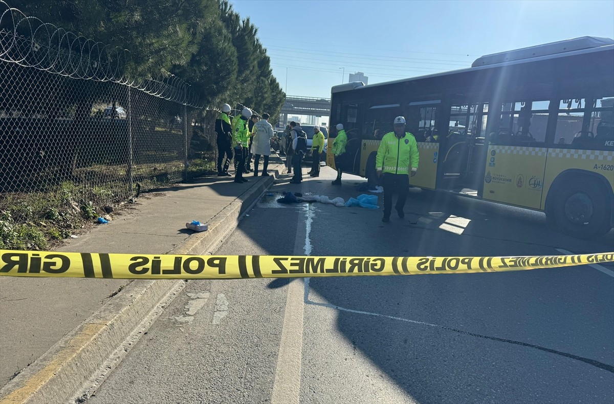 Başakşehir'de durağa yanaşan İETT otobüsünün çarptığı 2 kişiden 1'i hayatını kaybetti, diğeri...