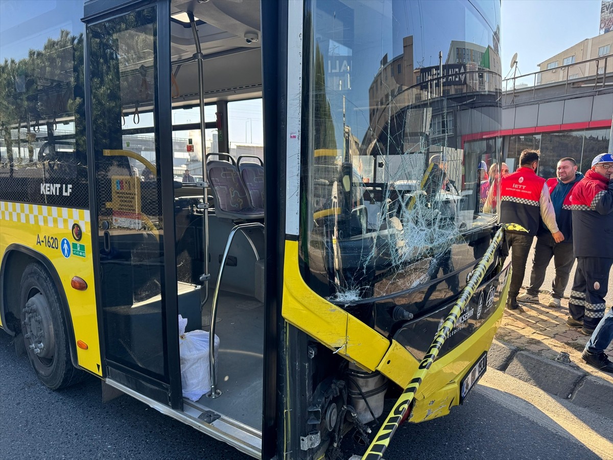 Başakşehir'de durağa yanaşan İETT otobüsünün çarptığı 2 kişiden 1'i hayatını kaybetti, diğeri...